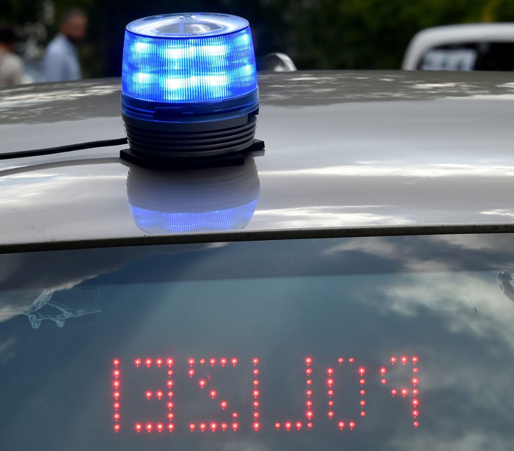 Fahrer vergaß wohl Gang einzulegen: Rottenburg: Mann hält wegrollendes Auto mit seinen Händen auf