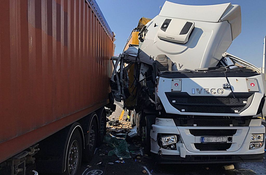 Baden-Württemberg: Schwerer Lastwagen-Unfall bei Neckarsulm