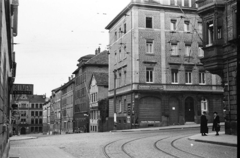 Wir beginnen unseren Rundgang in der Heusteigstraße zwischen Wilhelm- und Jakobstraße. Im Hintergrund ist die Jakobschule zu sehen.