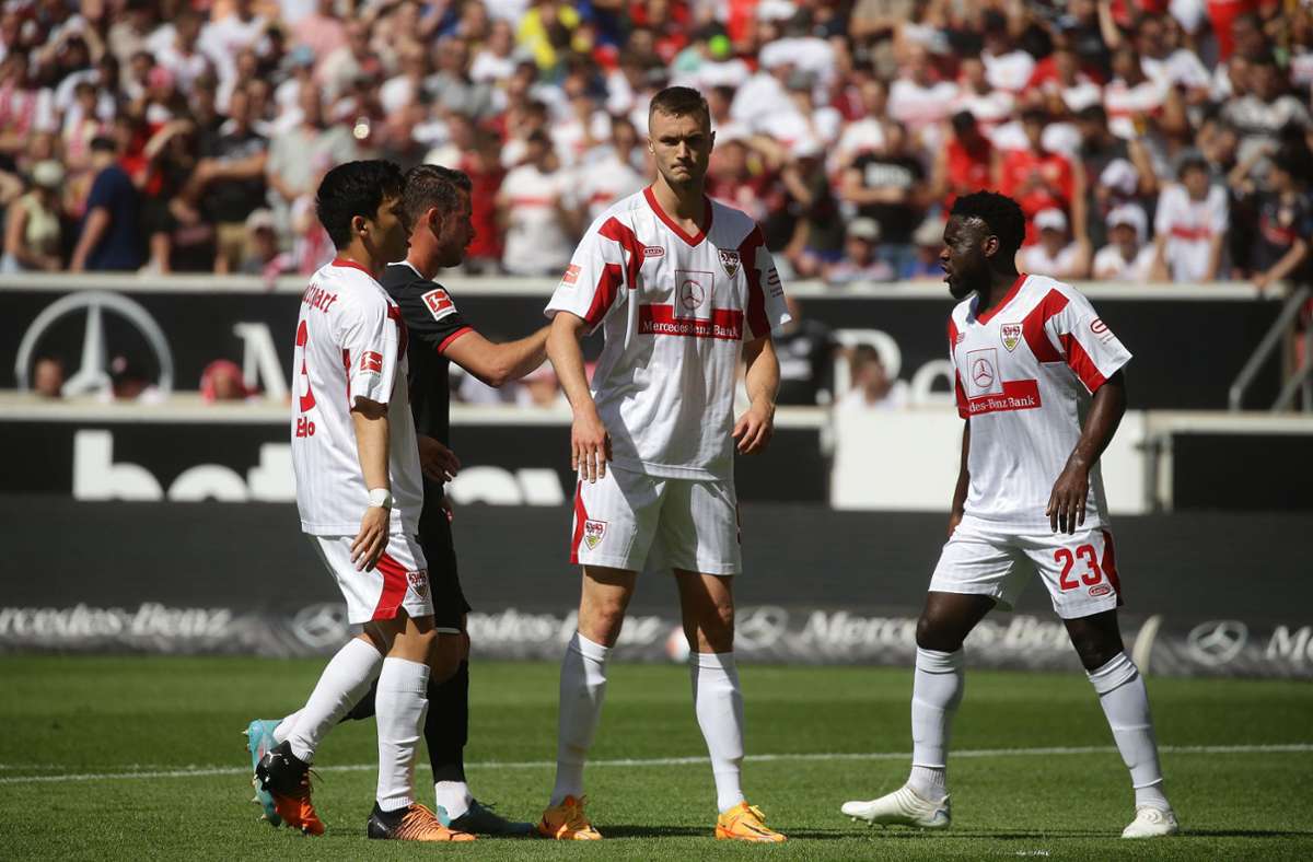 Beim VfB Stuttgart geht das Training wieder los. Im Archivfoto: von links: Wataru Endo,  Sasa Kalajdzic und Orel Mangala (Archivbild) Foto: Pressefoto Baumann/Hansjürgen Britsch