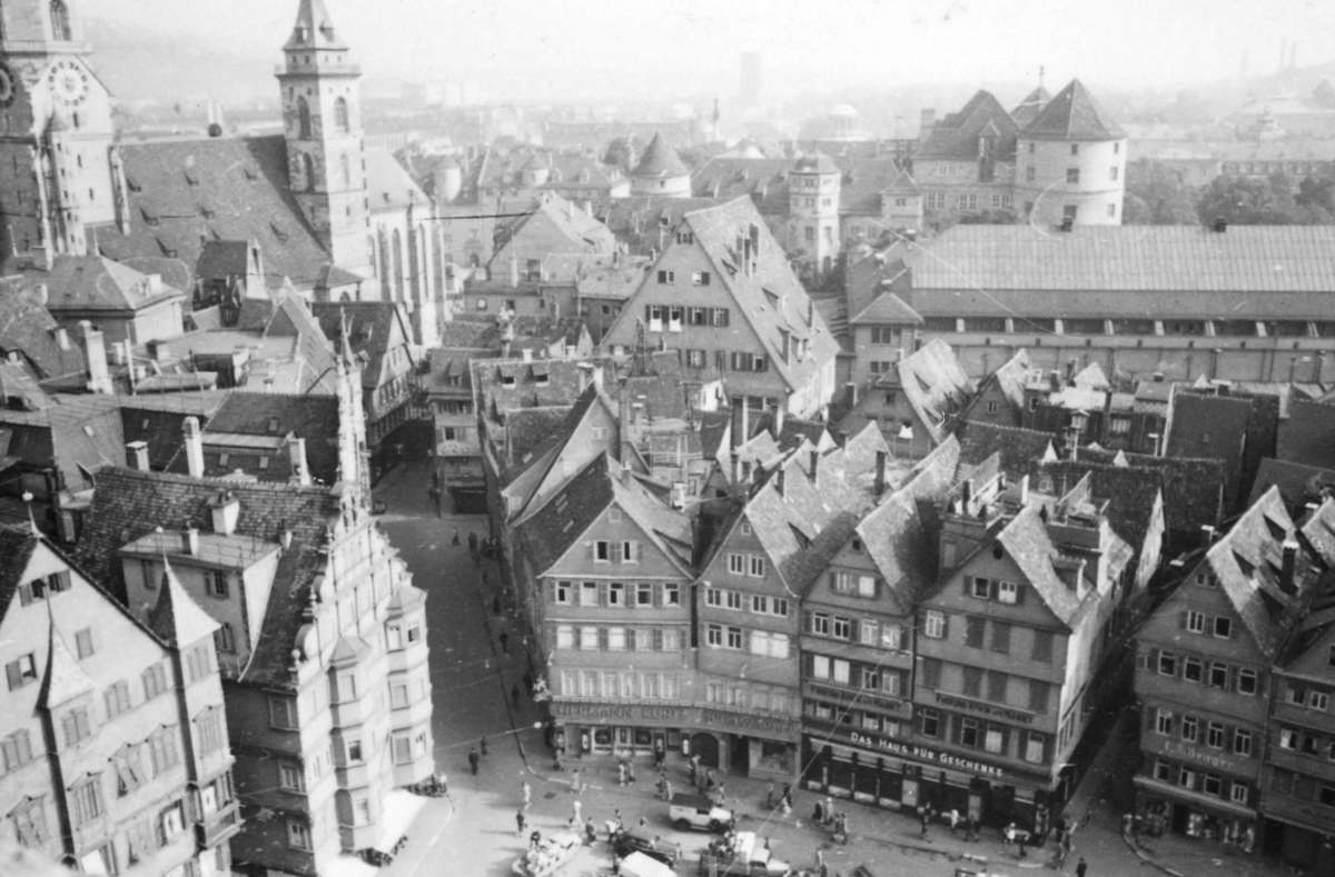 Dienstag, Donnerstag und Samstag sind schon 1942 Markttag - aber es gibt oftmals nicht viel zu kaufen. Weitere Eindrücke aus dem Stuttgart des Jahres 1942 zeigt die Bildergalerie.