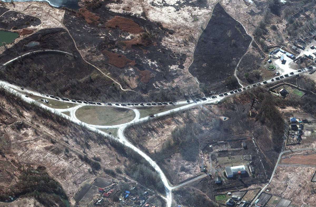Dieses von Maxar Technologies bereitgestellte Satellitenbild zeigt einen Militärkonvoi nordwestlich von der ukrainischen Stadt Invankiv.