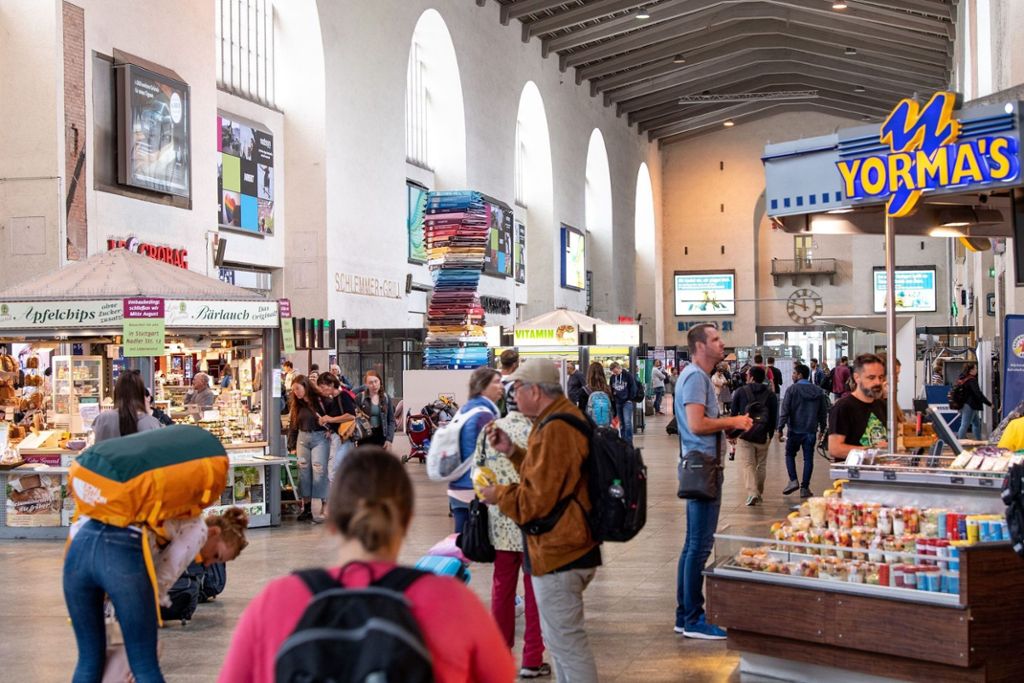Die große Halle wird umgebaut: Schlussverkauf im Stuttgarter Bahnhof