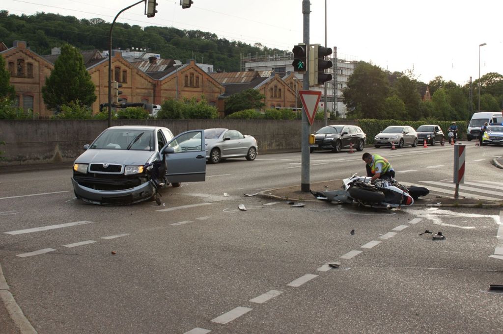14.6. Eine junge Motorradfahrerin wurde bei einem Unfall in der Ulmer Straße schwer verletzt