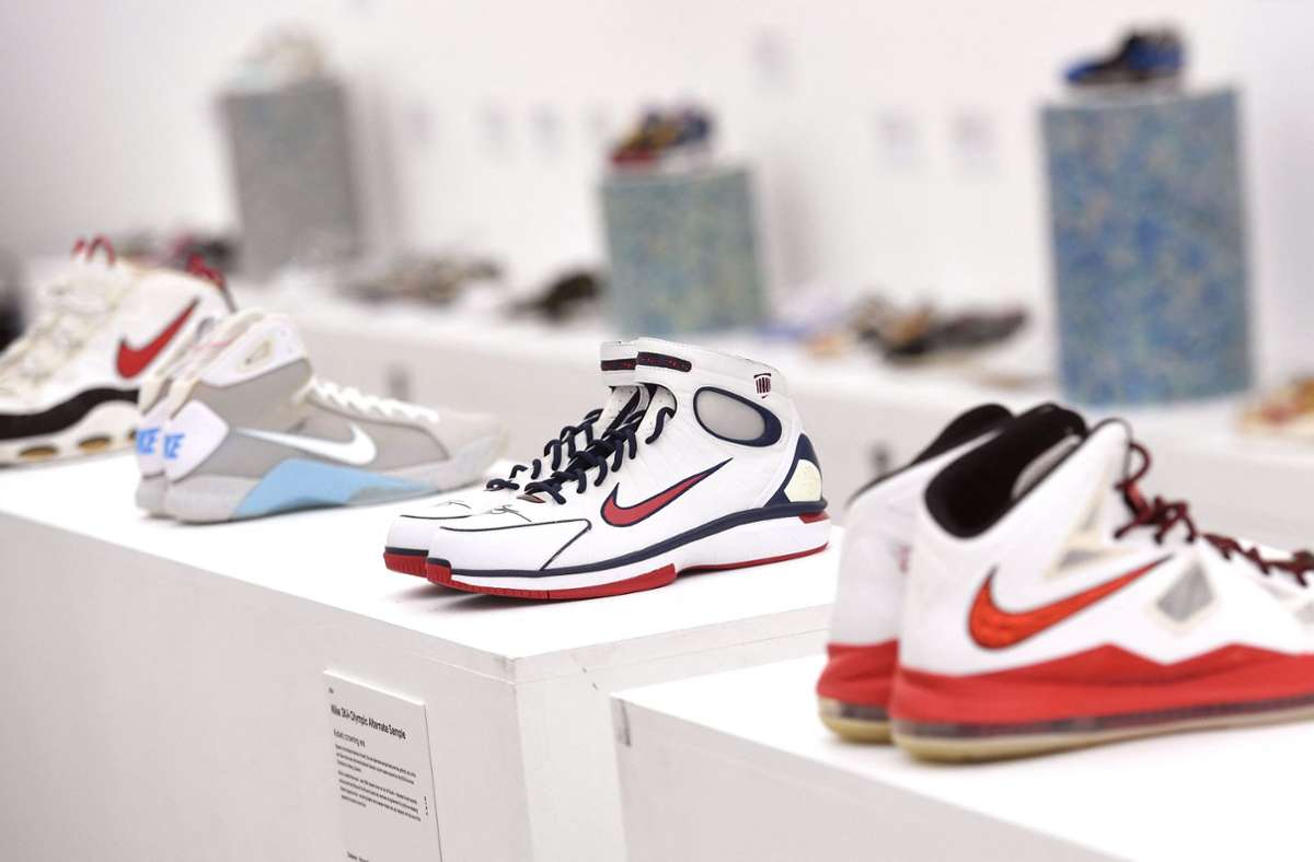 Die Sneakers-Ausstellung zeigt viele Exponate – Veranstalter ist Ebay. Foto: AFP/WILLIAM WEST