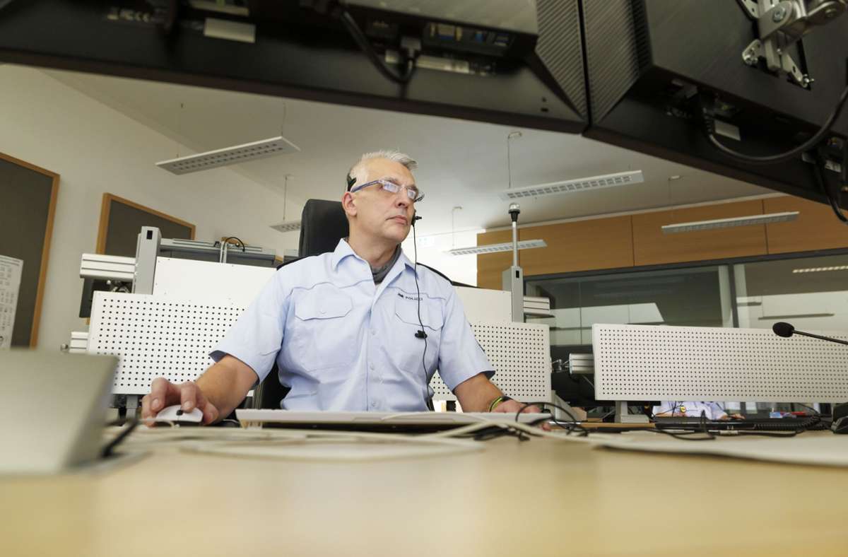 Alarm in der Zentrale: Tobias Kutter ist Seelsorger und Steuermann bei der Stuttgarter Polizei. Foto: Lichtgut/Julian Rettig