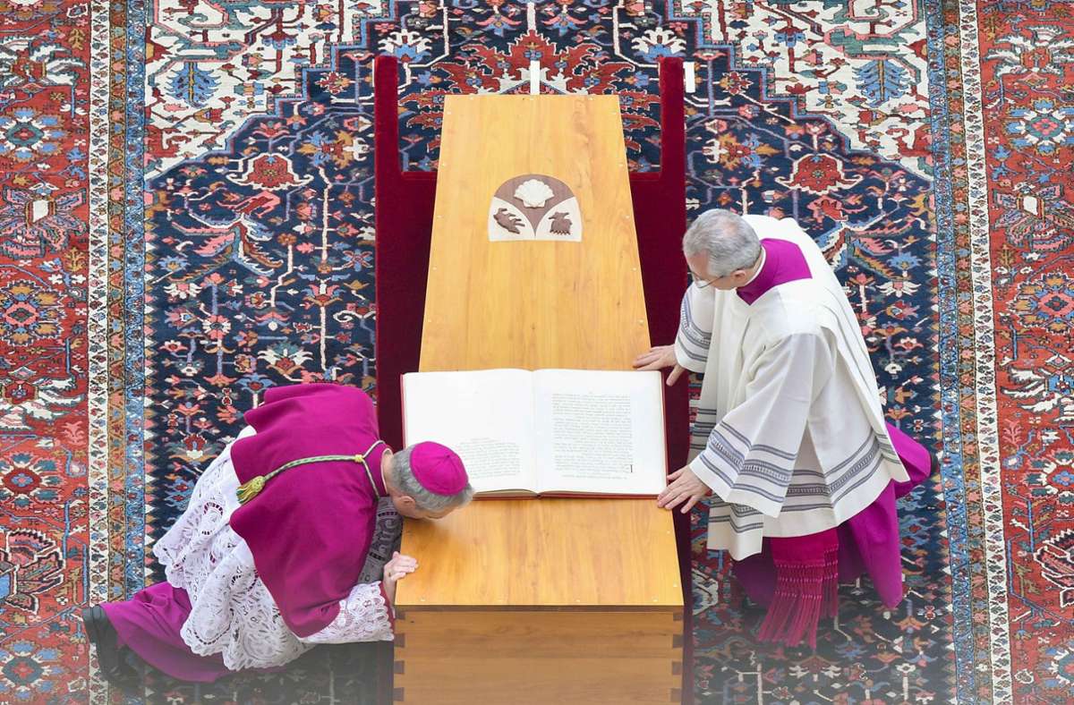 Der Sarg enthält den Leichnam von Benedikt XVI. Foto: dpa/Vatican Media