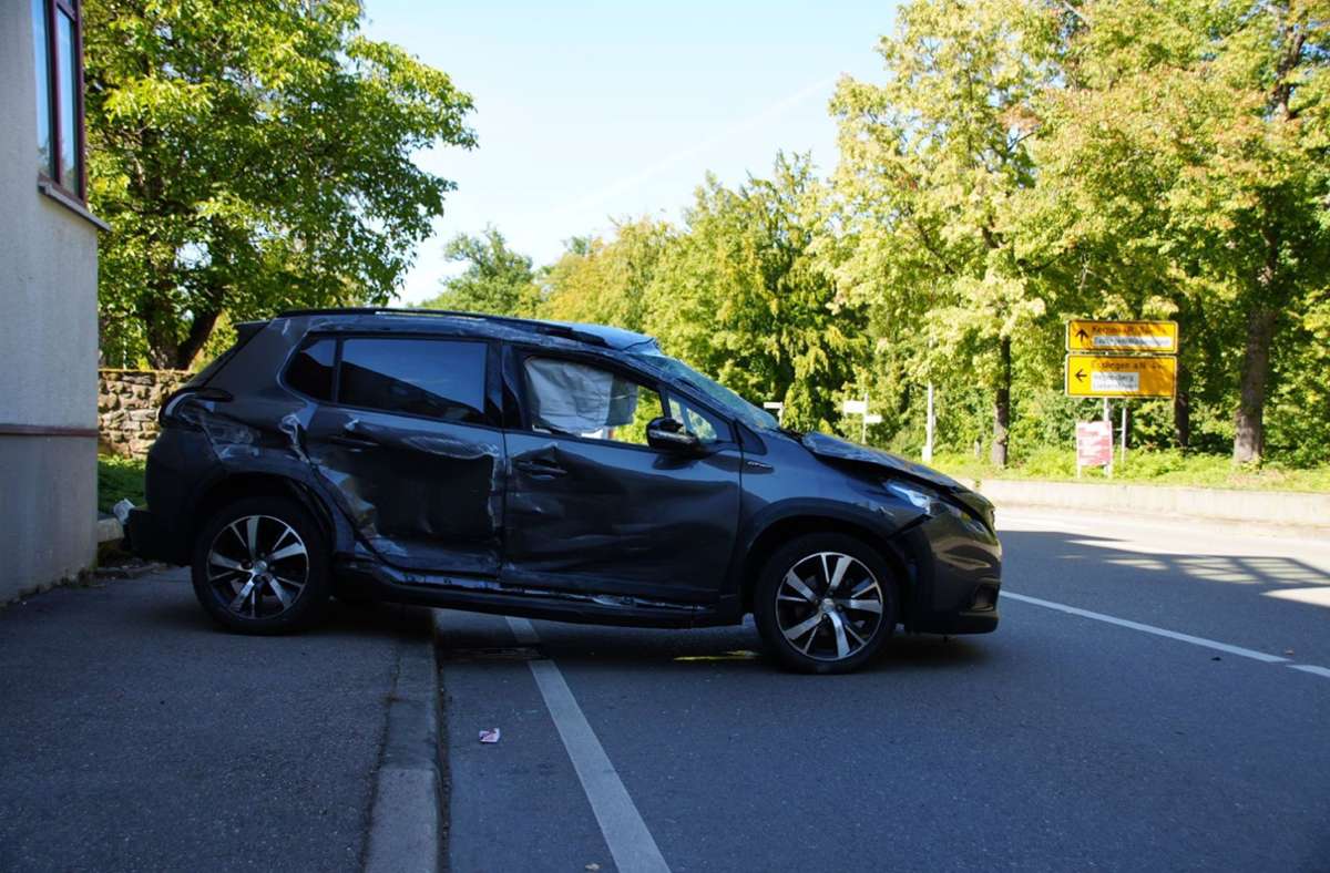 Unfall beim Jägerhaus in Esslingen: Auto überschlägt sich mehrfach