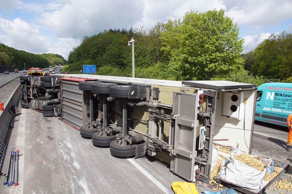 Der Lkw blockierte die Autobahn mehr als sieben Stunden lang: Umgestürzter Lastwagen auf A8 verursacht Stau