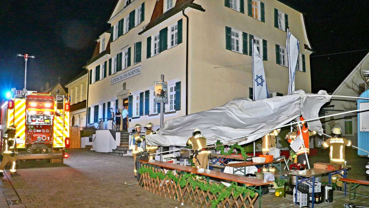 Feuerwehreinsatz in Korntal: Sturm wütet auf dem Weihnachtsmarkt