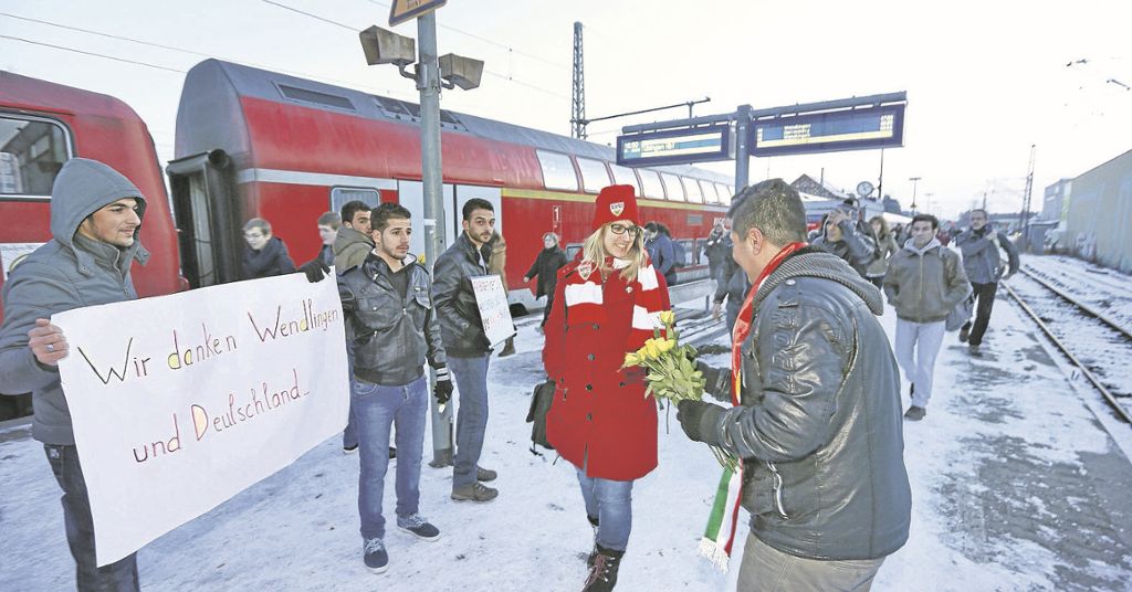 WENDLINGEN: 40 Asylbewerber beschenken am Bahnhof Reisende und zeigen ihre Betroffenheit: Flüchtlinge distanzieren sich mit Rosen von Übergriffen in Köln