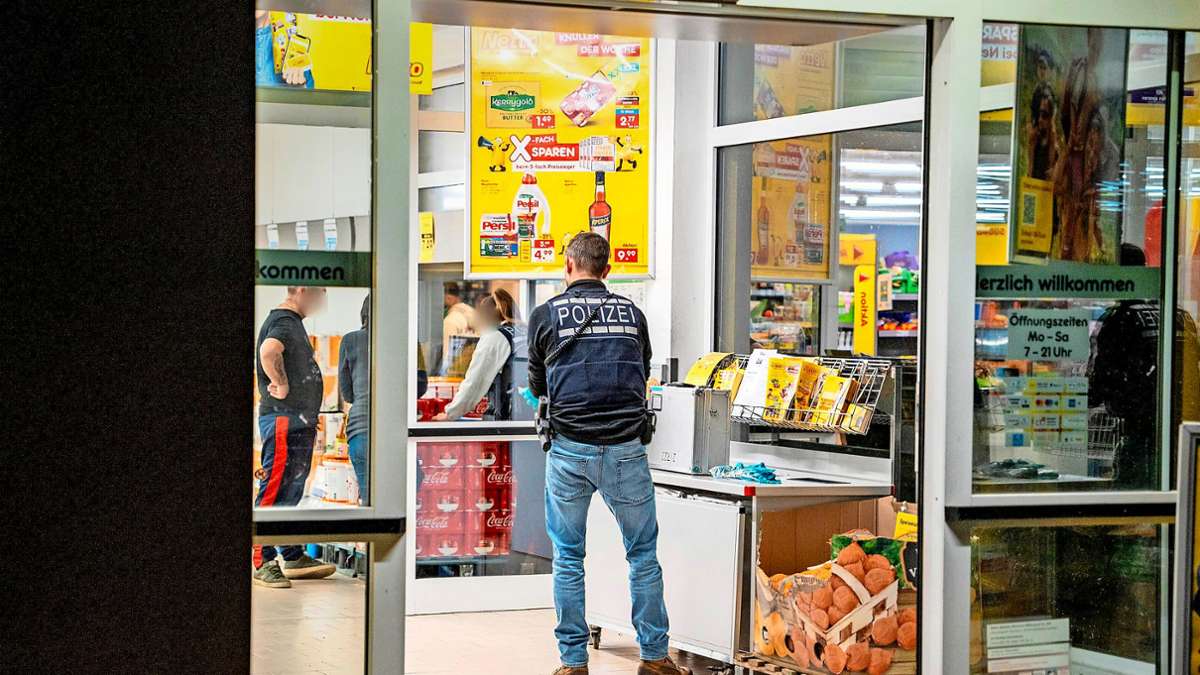 Fahndung nach Überfall in Ditzingen: Mit Schusswaffen das Supermarkt-Personal bedroht