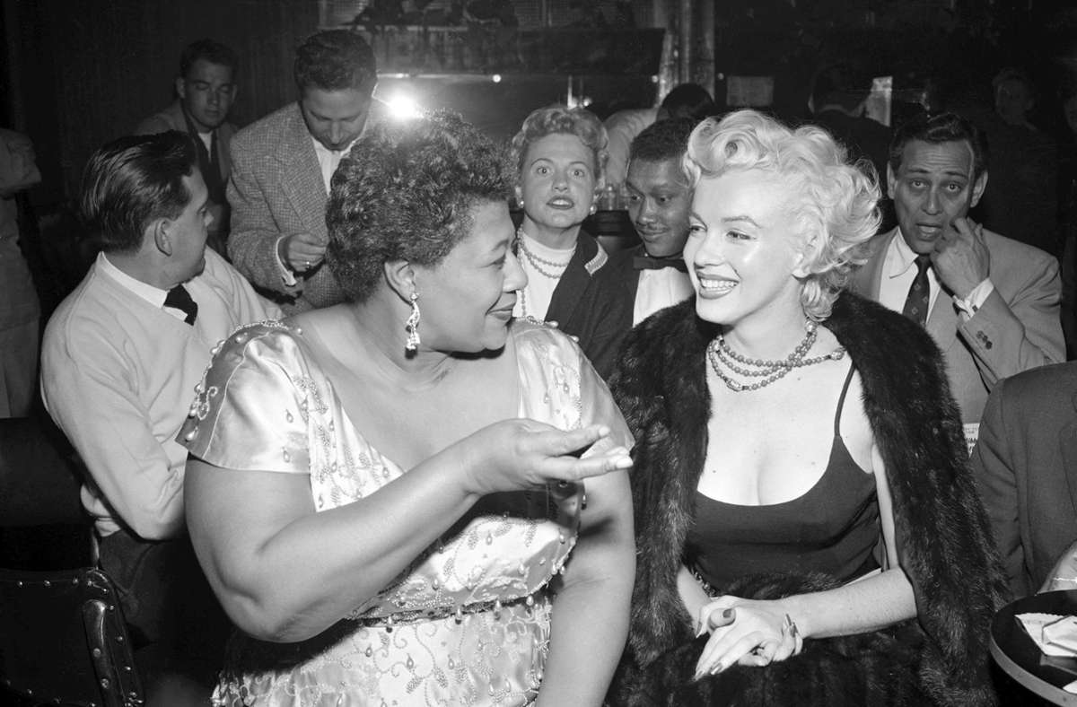 Marilyn Monroe hat sich dafür eingesetzt, dass Ella Fitzgerald (li.) in einem weißen Edelclub auftreten durfte.