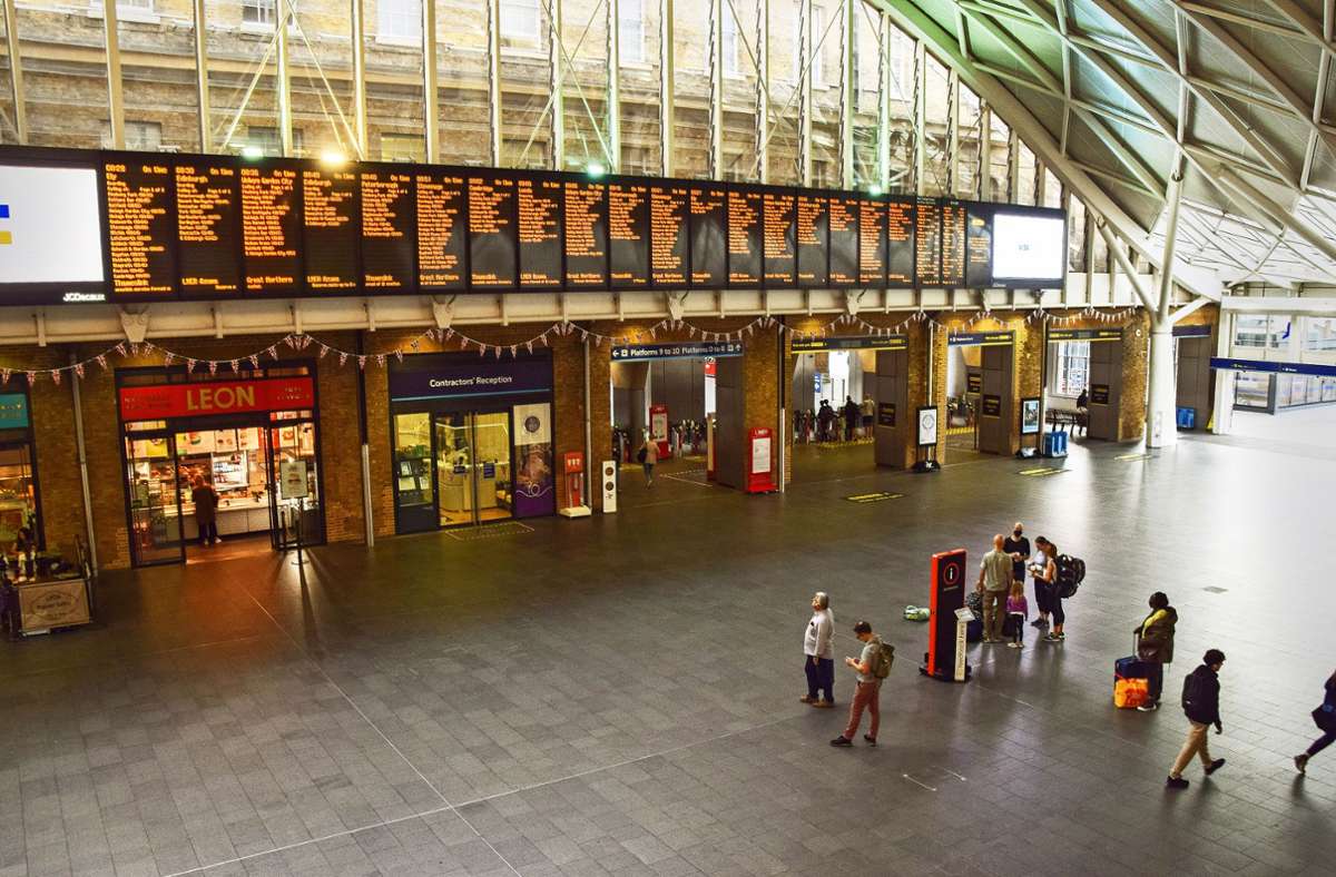 Nichts geht mehr: Reisende suchen während des jüngsten Bahnstreiks in England an der Londoner Bahnstation Kings Cross nach Verbindungen. Foto: imago//Vuk Valcic