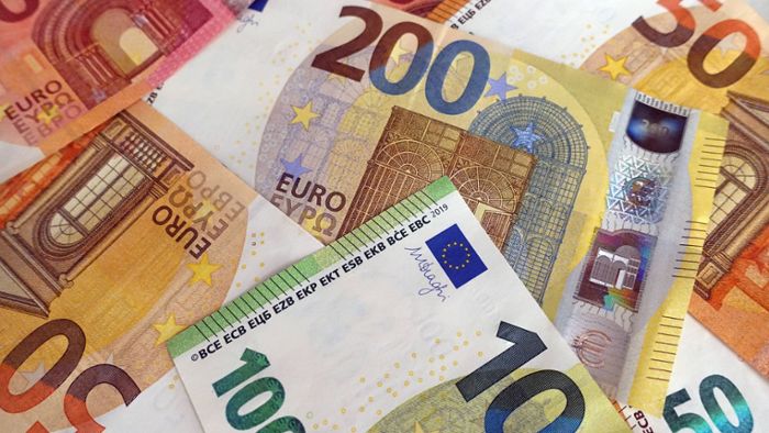 Stuttgarter Zöllner finden knapp 25.000 Euro in Gepäck von Reisendem