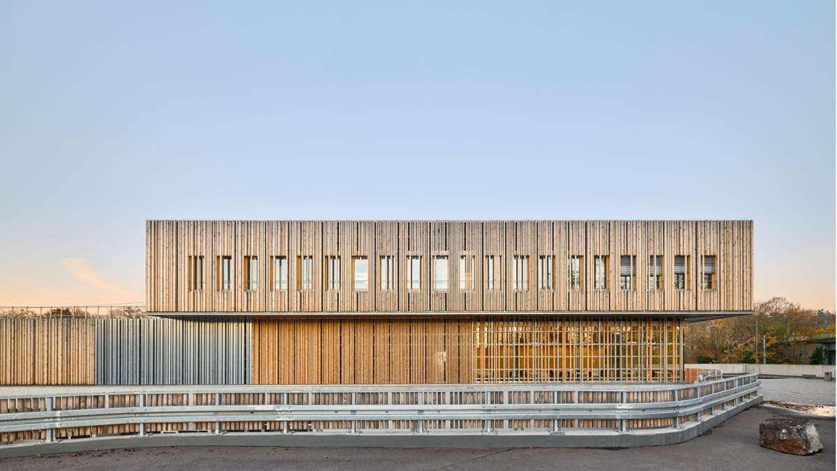 Betriebshof in Bad Cannstatt, entworfen von ASP Architekten aus Stuttgart. Holz und Recyclingbeton kamen zum Einsatz.