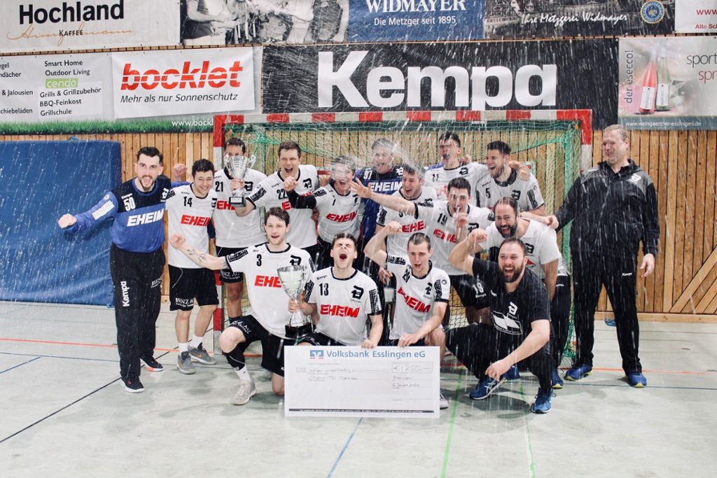 Der TSV Deizisau bejubelt den Gewinn des EZ-Handballpokals 2020.
