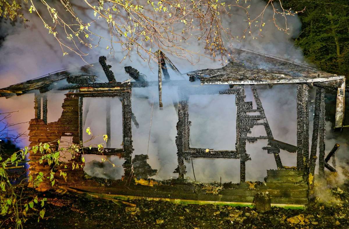 Polizei Ditzingen sucht Zeugen: Waldhütte brennt komplett ab – hoher Schaden