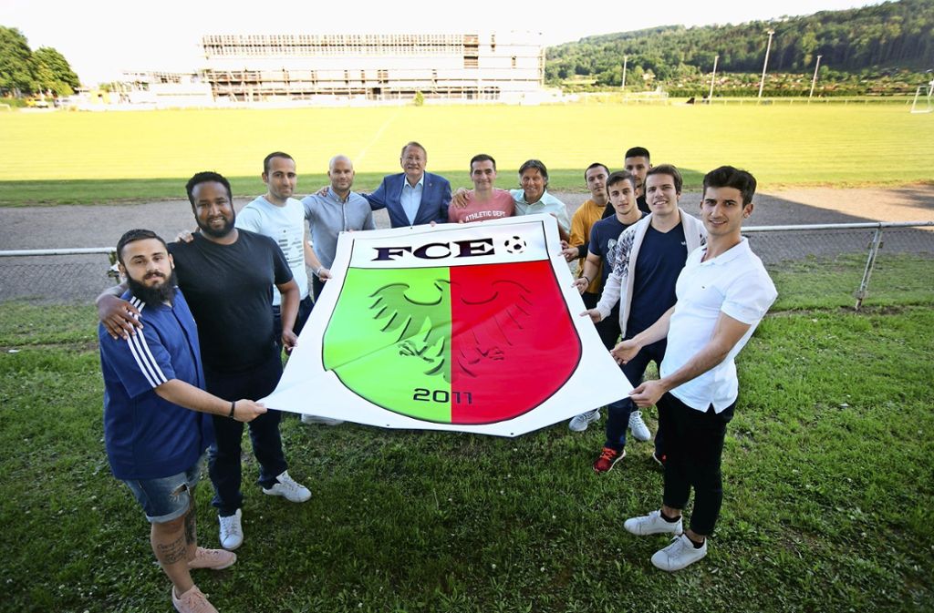 Startschuss für den  Erwachsenen-Fußball beim FC Esslingen –  Der Verein präsentiert einen Teil des  Kaders: Das Ziel: In zehn Jahren in die Oberliga