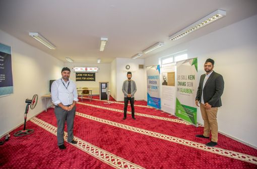 Der Vorsitzende Sajad Butt (links), der Imam Nooruddin Ashraf (Mitte) und der Dialogbeauftragte Usman Malik im Deizisauer Ahmadiyya-Gebetsraum. Foto: /bulgrin