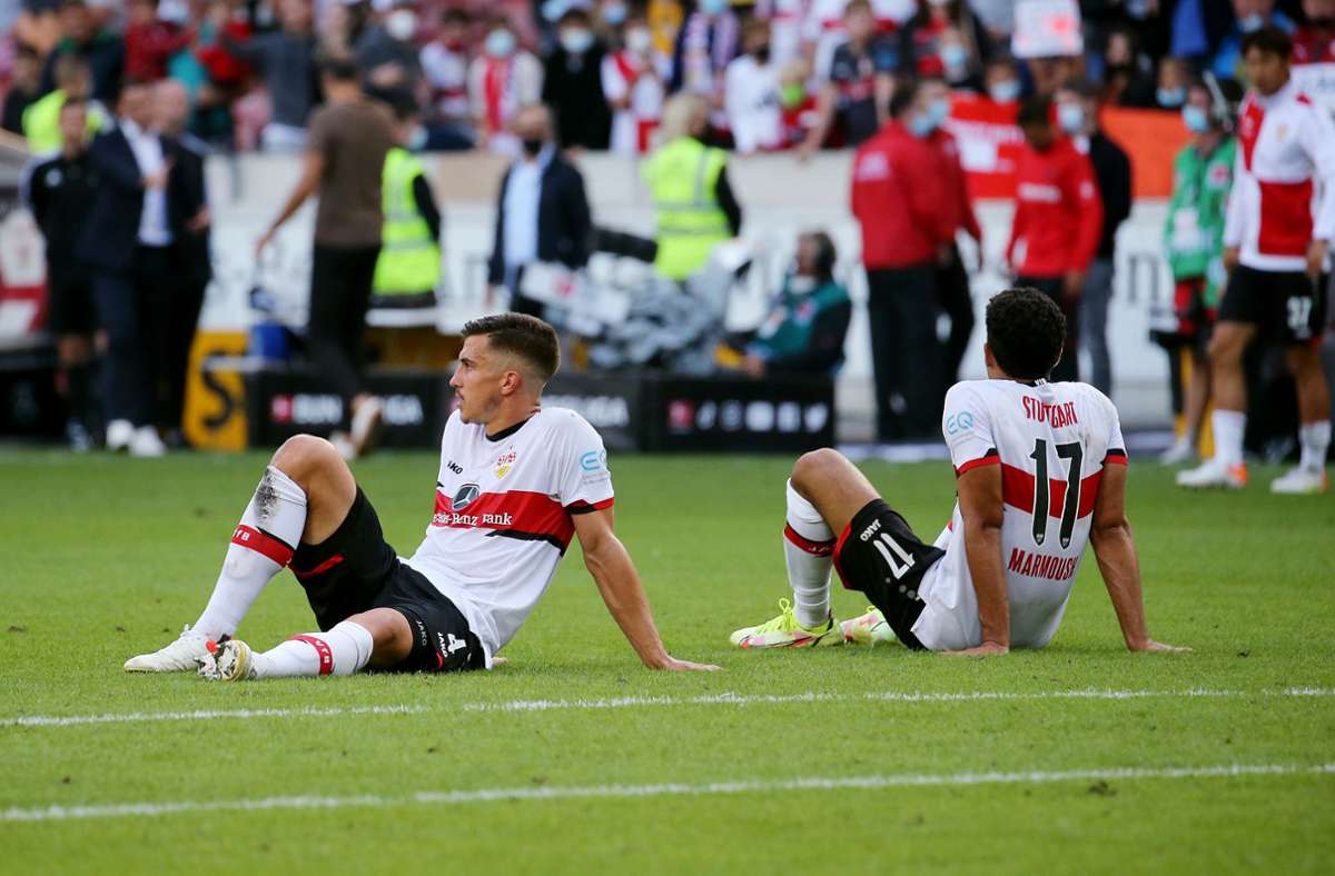 Erschöpft und enttäuscht: Die VfB-Profis Marc Kempf (li.) und Omar Marmoush  nach der Niederlage gegen Leverkusen