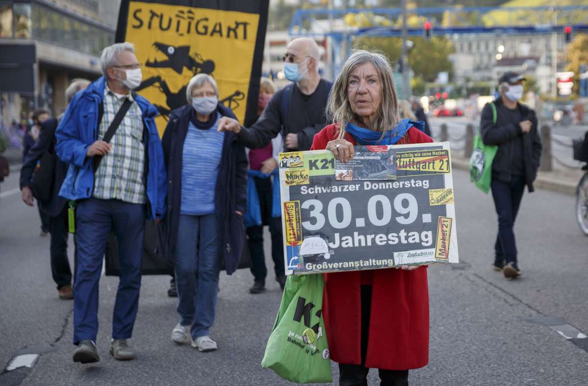Stuttgart 21: Zehn Jahre „Schwarzer Donnerstag“: Hunderte demonstrieren am Stuttgarter Bahnhof