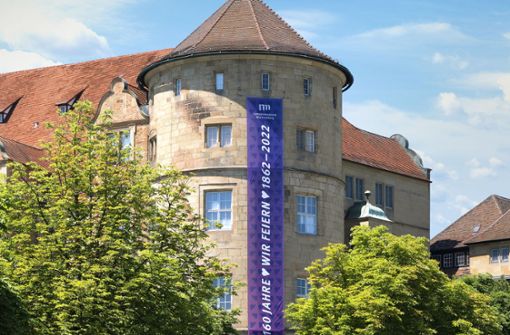 Das Banner am Alten Schloss lädt zum Jubiläumsfest ein. Foto: Landesmuseum Württemberg (LMW)