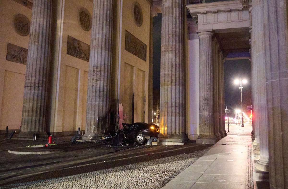 Das Auto wurde bei dem Aufprall an einer der Säulen des Brandenburger Tors komplett zerstört.
