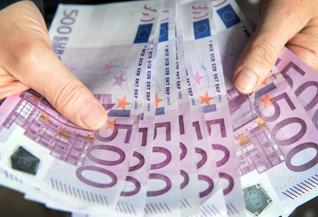 Eine Bande von Trickdieben hatte zwei schwäbische Firmen abgezogen.: Trickdiebstahl in Banken - Zwei Bandenmitglieder verurteilt