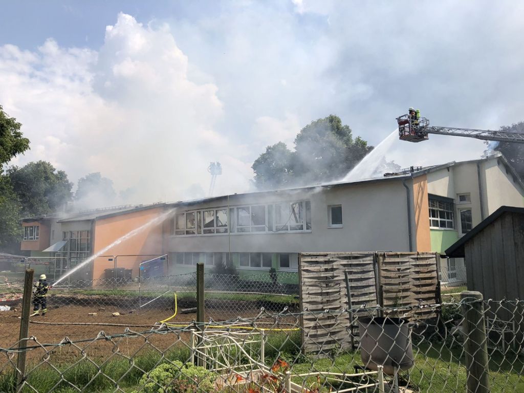 In der Grundschule entsteht ein Schaden in Millionenhöhe: Großbrand in Rulamanschule in Grabenstetten