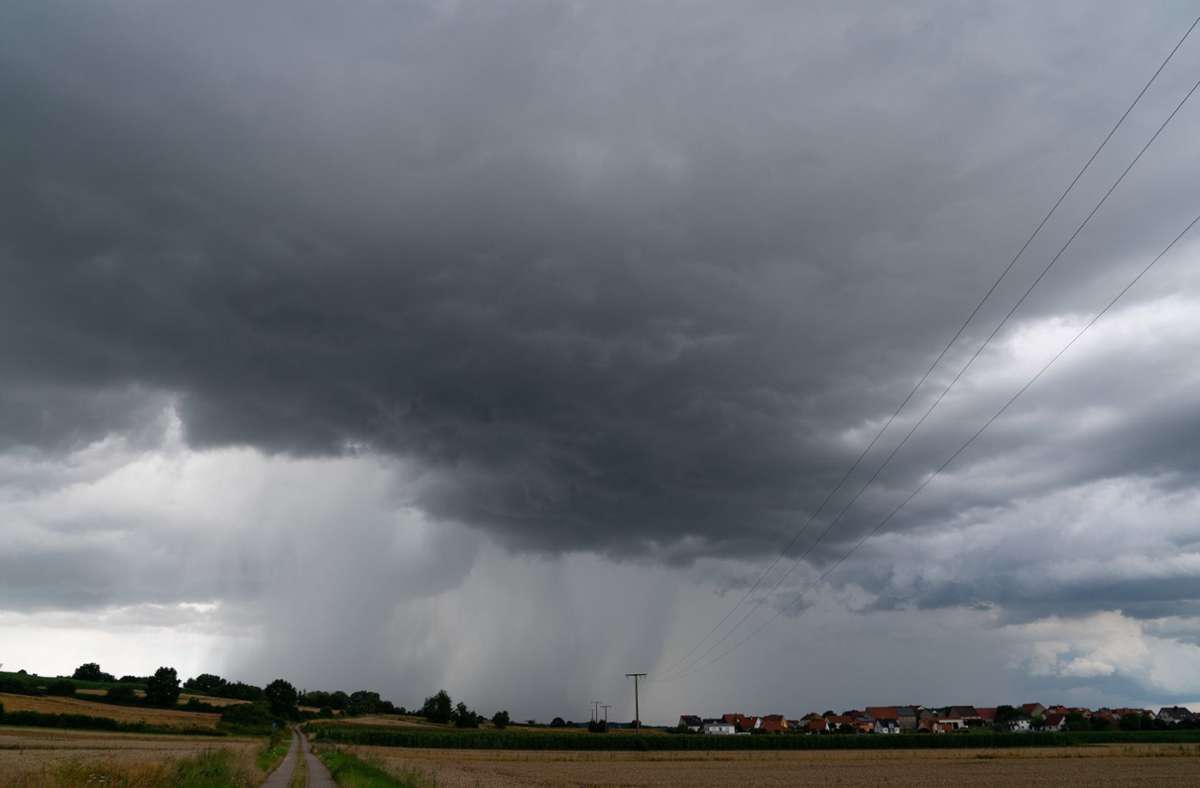 Unwetter ziehen am Freitag über Deutschland (Symbolbild). Foto: dpa/Nicolas Armer