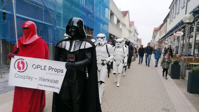 Darth Vader und sein Gefolge marschieren durch die Stadt