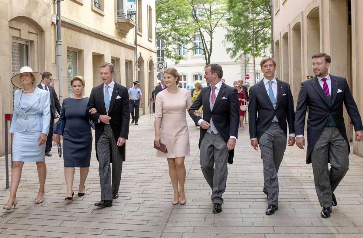 Nah beim Volk: Die Großherzogfamilie schlendert am Nationalfeiertag durch die Gässchen von Luxemburg-Stadt.