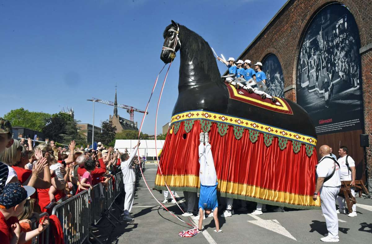 Tradition in Belgien: Spektakel um ein legendäres Riesenpferd