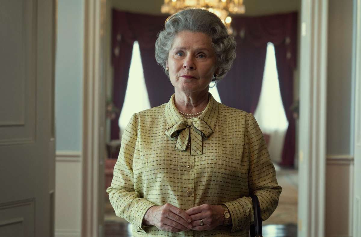Queen Elizabeth II. wird von Imelda Staunton verkörpert, ...