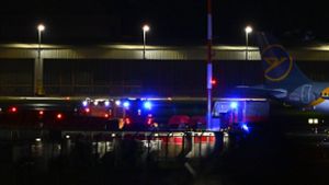 Flughafen gesperrt –  Bewaffneter hat Tor durchbrochen