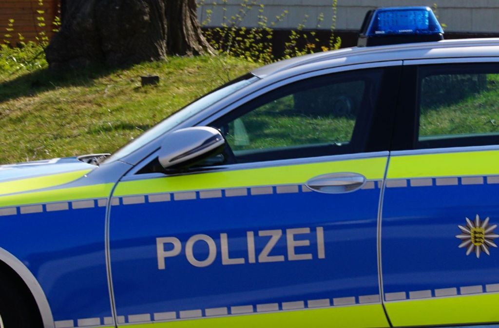 Stockach im Kreis Konstanz: Betrunkener fährt mit Auto gegen Baum