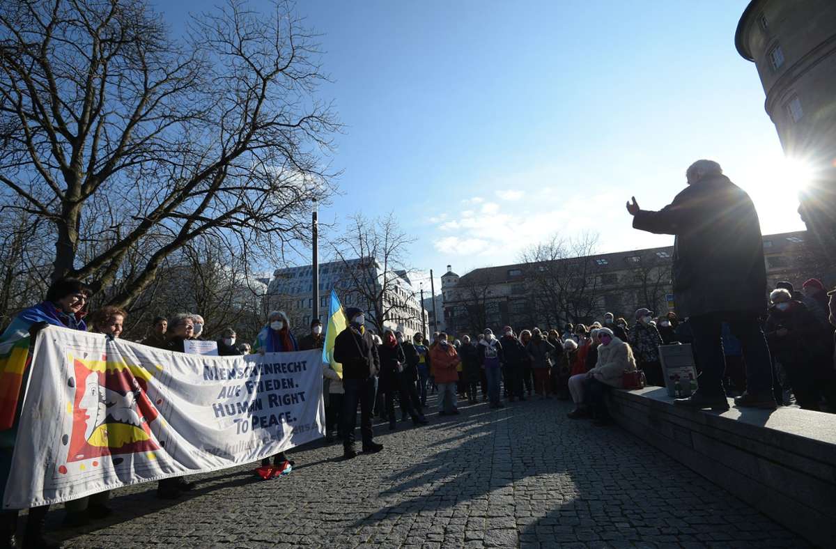 Anti-Kriegs-Demo in Stuttgart: Ein Altmeister der Friedensbewegung zu Gast