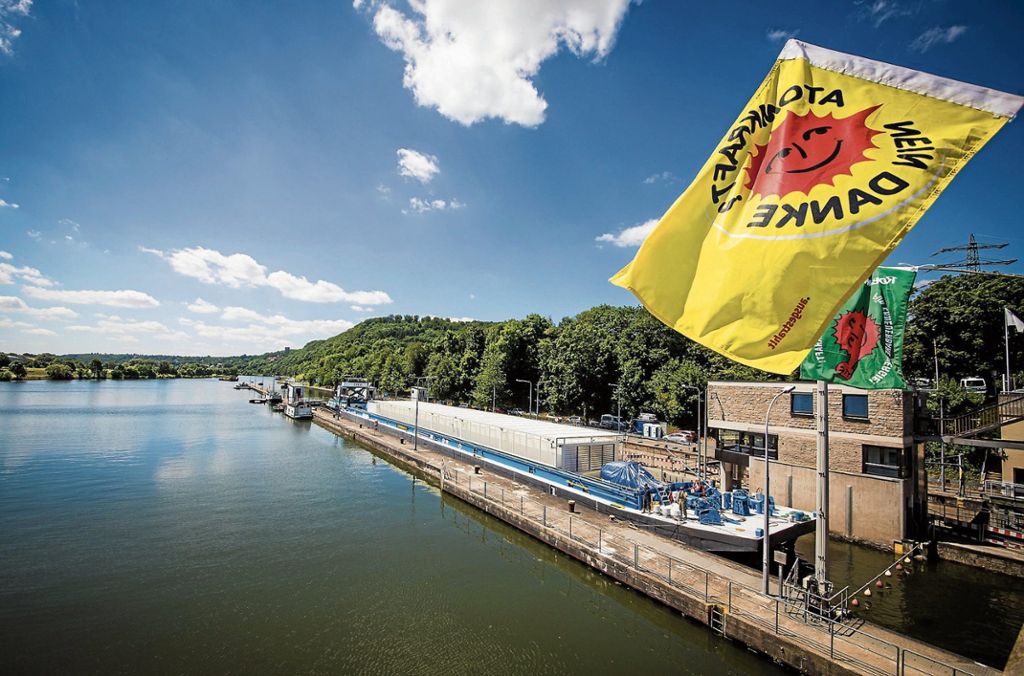 Castoren sollen von Obrigheim nach Neckarwestheim gebracht werden - Umstrittener Atommüll-Transport vor Start: Gespannte Stimmung am Neckar