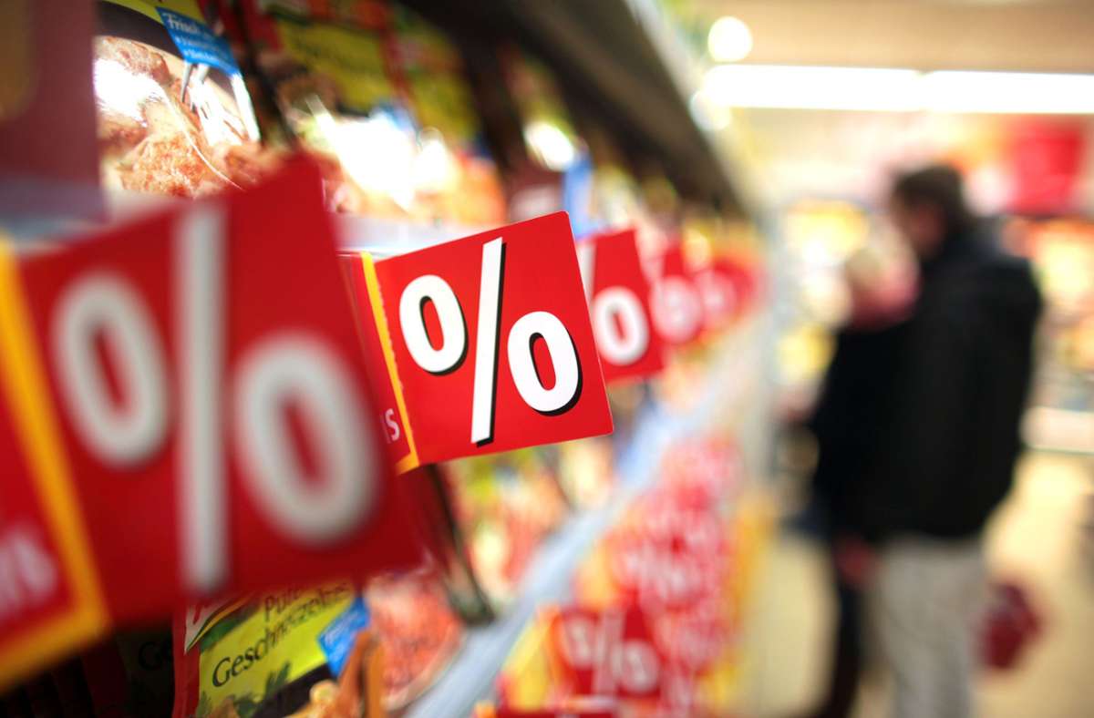 Beim Einkauf im Lebensmitteleinzelhandel zählen derzeit vor allem Sonderangebote und Rabatte. Foto: dpa/Oliver Berg