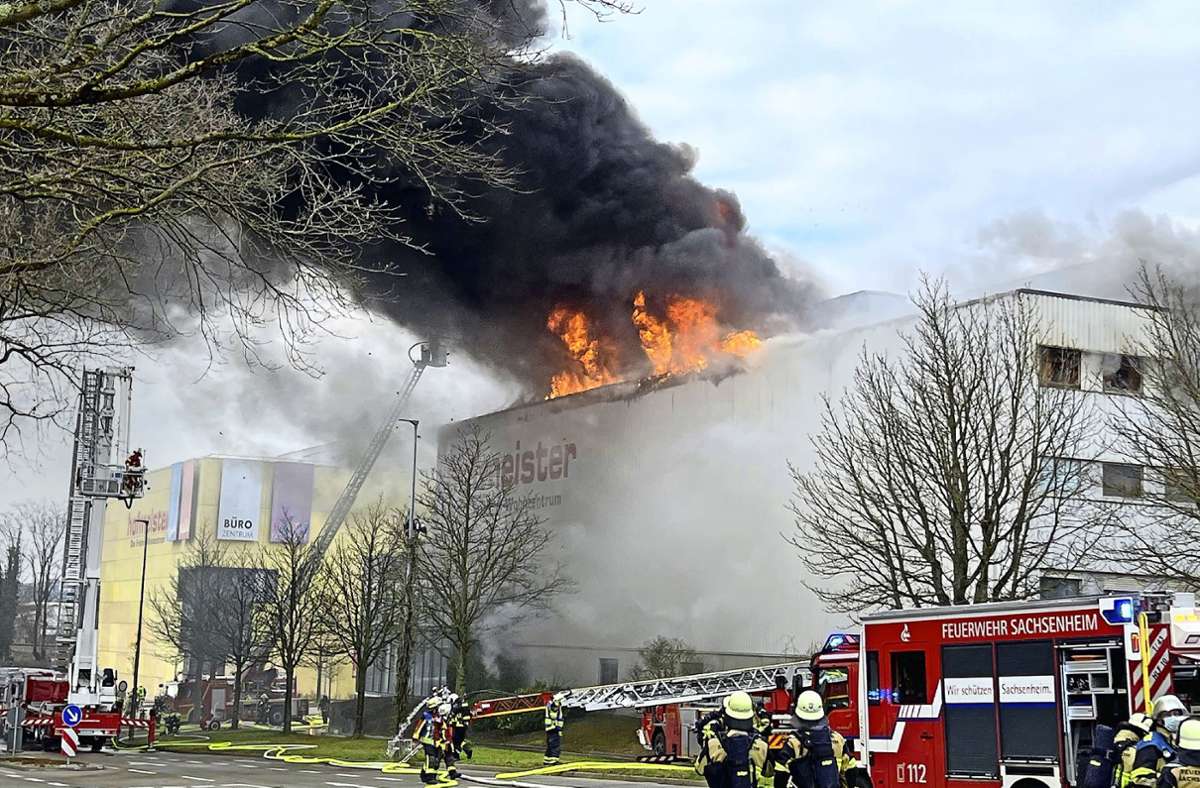 Feuer in Bietigheim-Bissingen: Dunkle Rauchwolken über  Möbelriesen