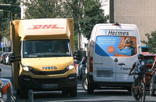 Paketlieferdienste wie DHL und Hermes sind laut Stiftung Warentest besser als ihr Ruf. Foto: IMAGO/Michael Gstettenbauer