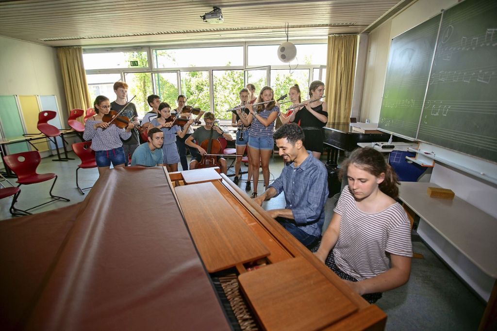 Aeham Ahmad musiziert mit Gymnasiasten – Er erzählt vom Leben im syrischen Krieg: Pianist schöpft in Trümmern Hoffnung