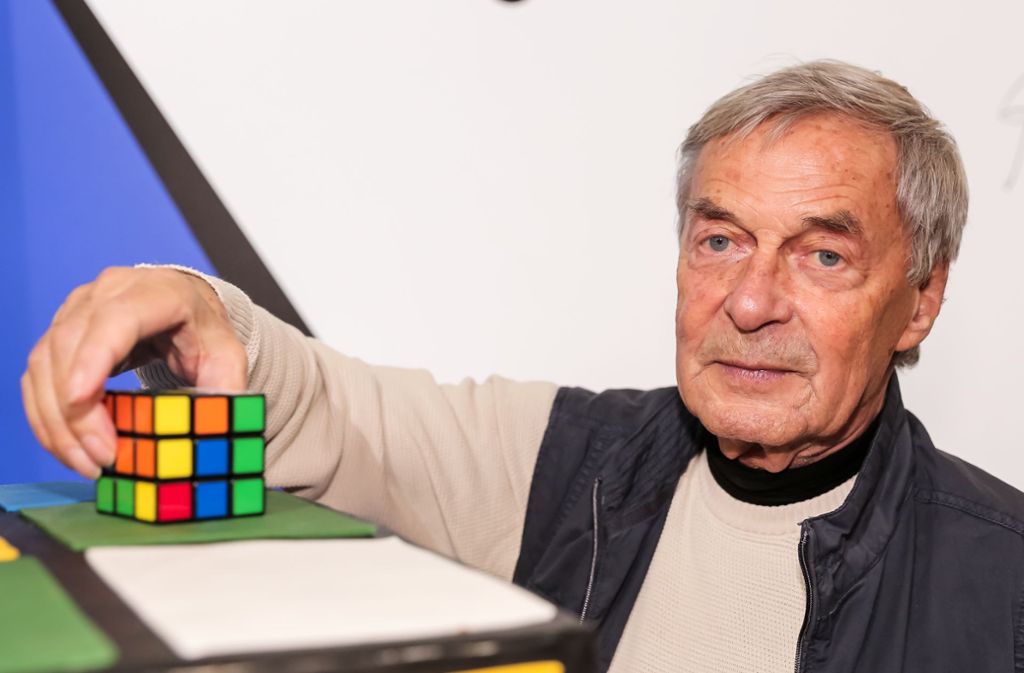 Es war der ungarische Bauingenieur und Architekt Erno Rubik, der sich das Nerd-Spielzeug 1974 ausgedacht hatte. Ursprünglich wollte er damit seinen Studenten helfen, ihr räumliches Denkvermögen zu verbessern.