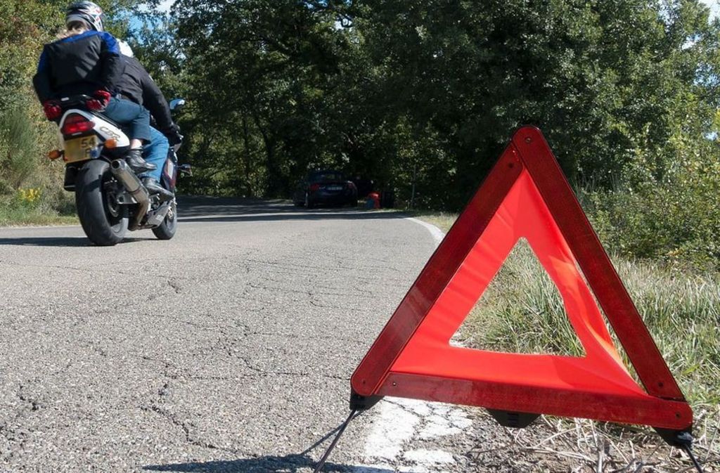Unfall Nellingen: Motorrad fährt auf Auto auf