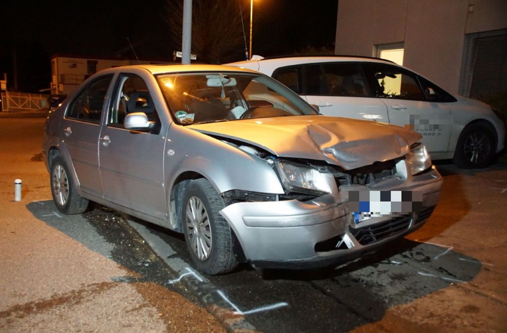 Verkehrsunfall in Filderstadt: Beim Abbiegen die Kontrolle verloren – zwei Verletzte