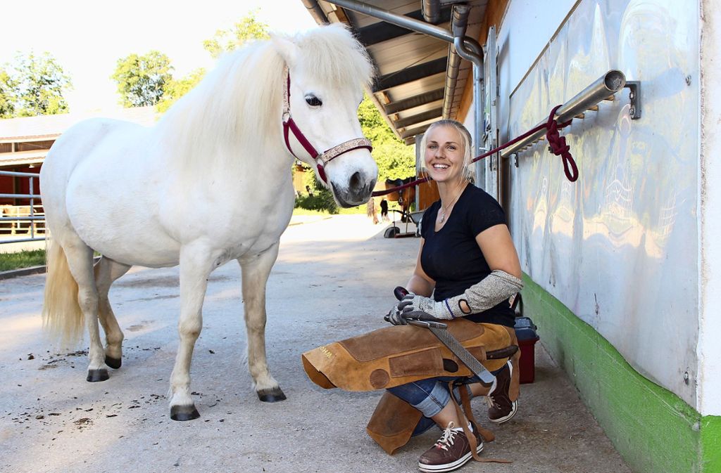 Hufpflegerin aus Deizisau: Pediküre für Pferdefüße