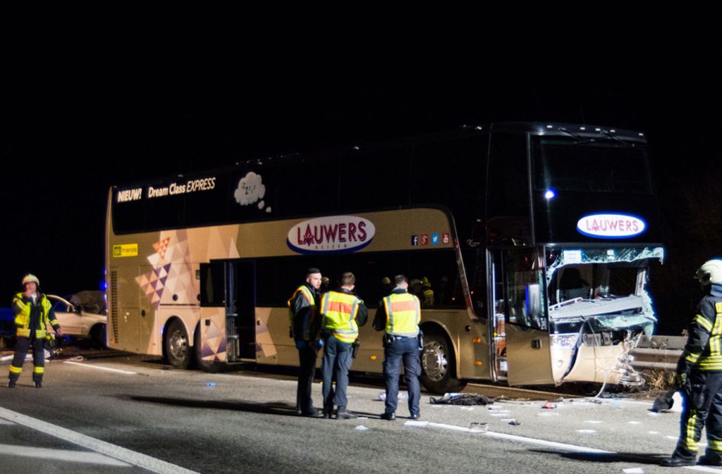 Rheinland-Pfalz: Geisterfahrer fährt in Reisebus - Ein Toter und Verletzte