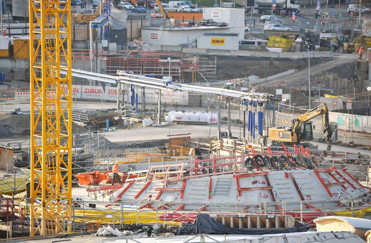 Unfall am Hauptbahnhof Stuttgart: Gurtträger trifft Arbeiter in S21-Baugrube – Rettungseinsatz