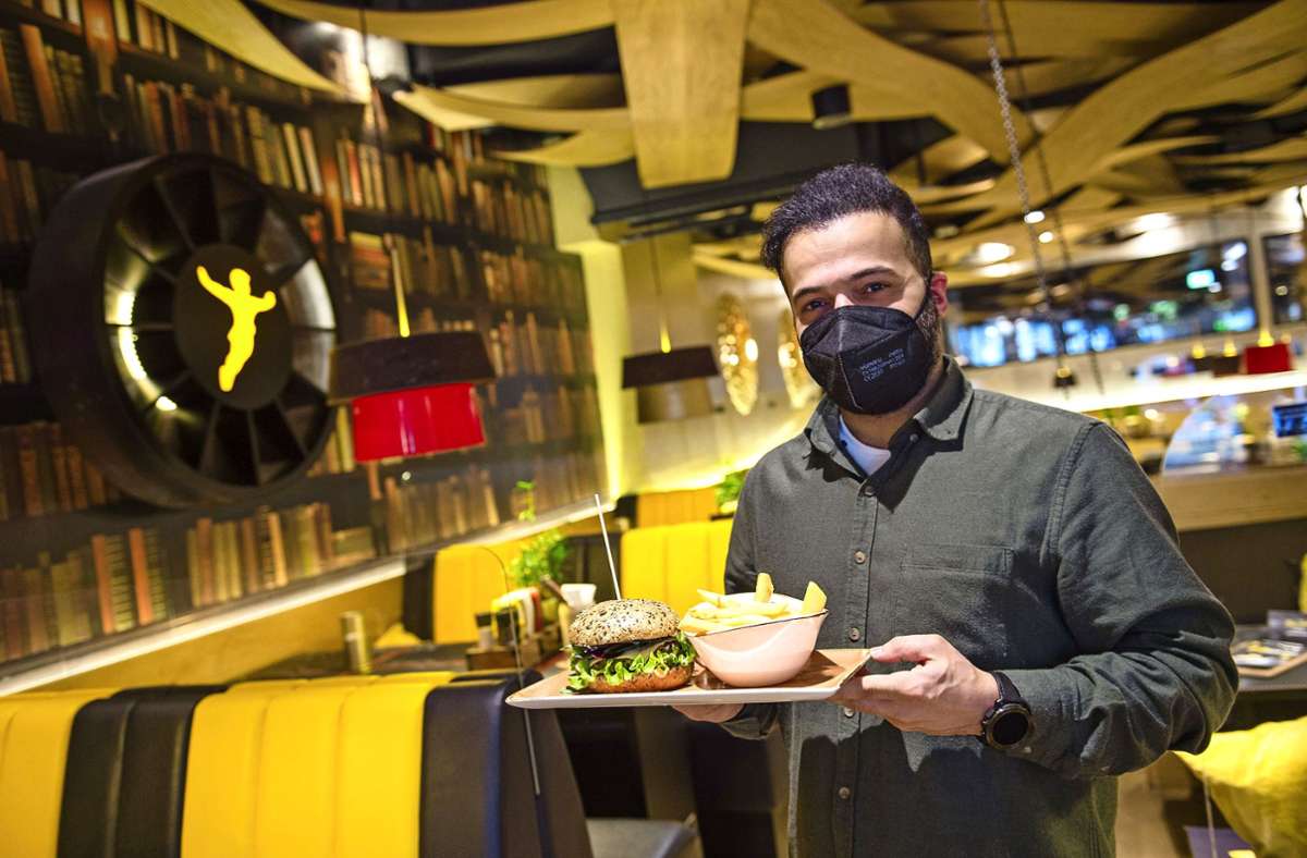 Betriebsleiter Sefik Celebi präsentiert seinen Haferkorn-Burger.
